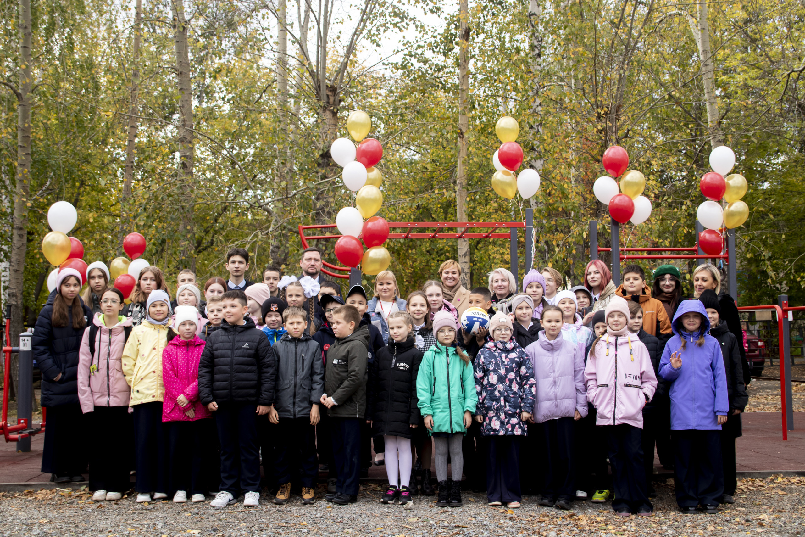 Аншлаг на тренажёрах: проект «Верный отличник» наградил школу-победителя воркаут-площадкой