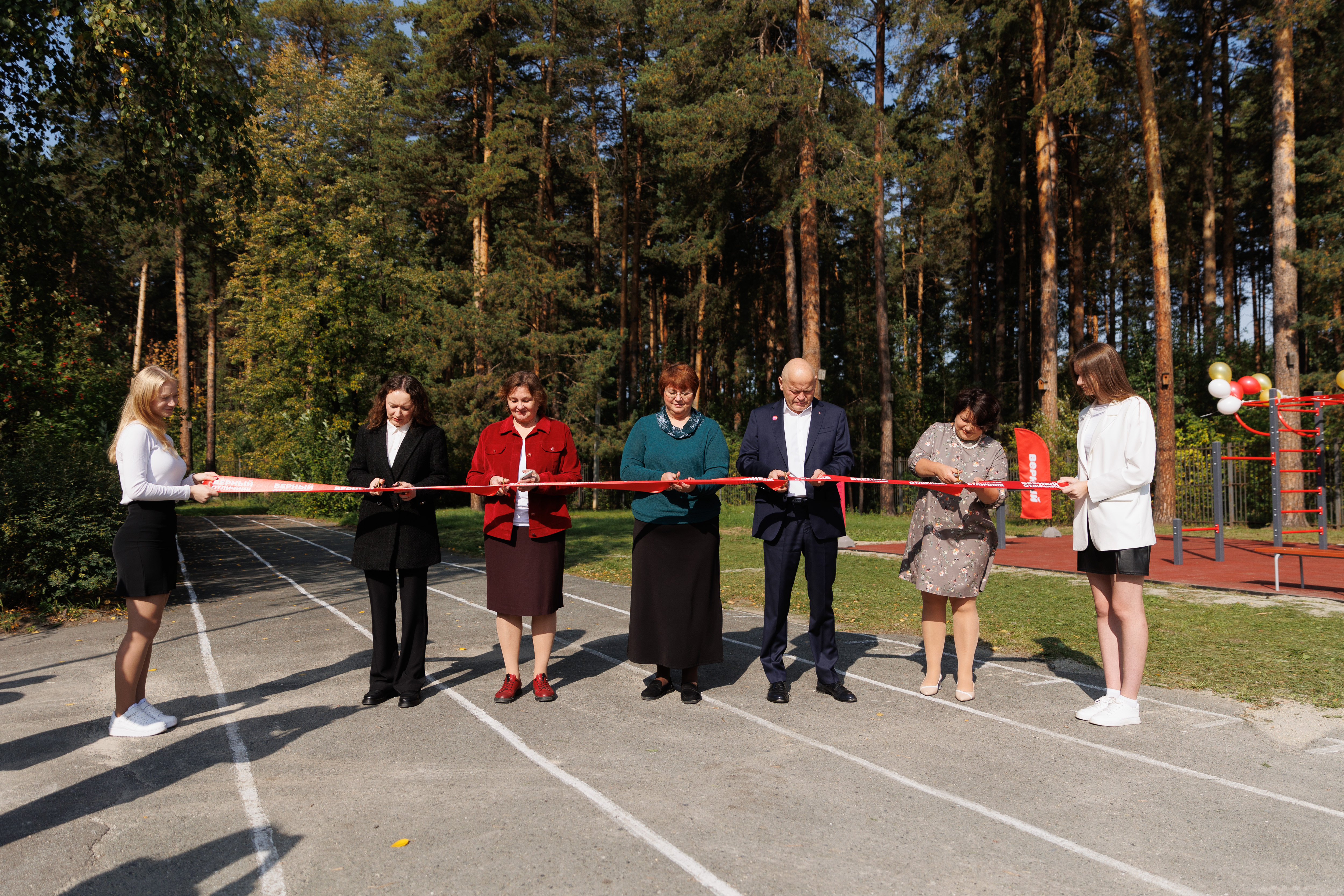Воркаут в массы: «Верный отличник» подарил лицею в Берёзовском новую спортплощадку