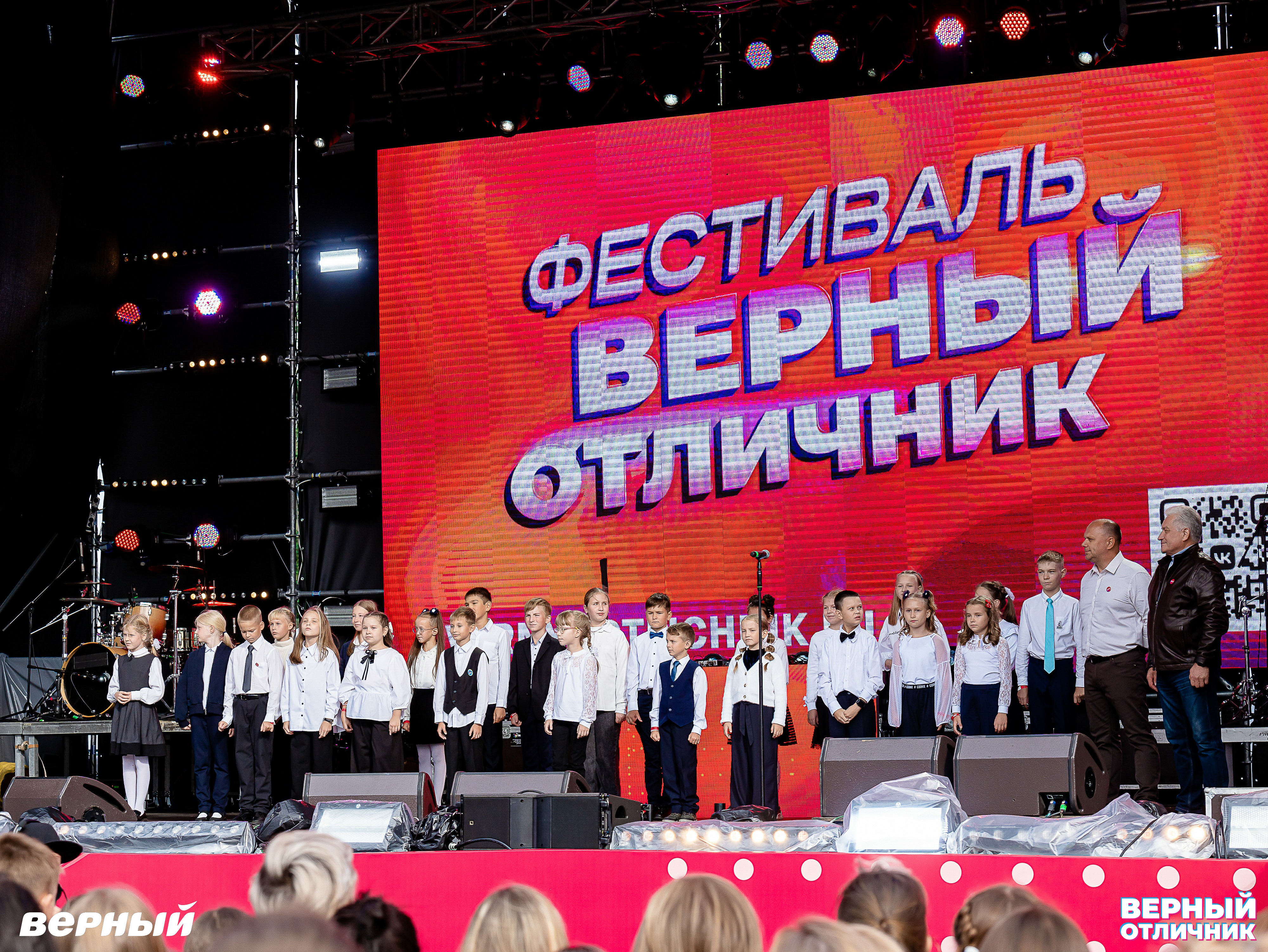 Еще 40 призов: дополнительный розыгрыш подарков от «Верного отличника» прошел во время музыкального фестиваля